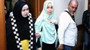 Risty yang mengenakan baju hitam dan jilbab hijau toska, bergegas masuk ke kantor pengadilan bersama keluarganya pada pukul 09.45 WIB. (Wimbarsana Kewas/Bintang.com)