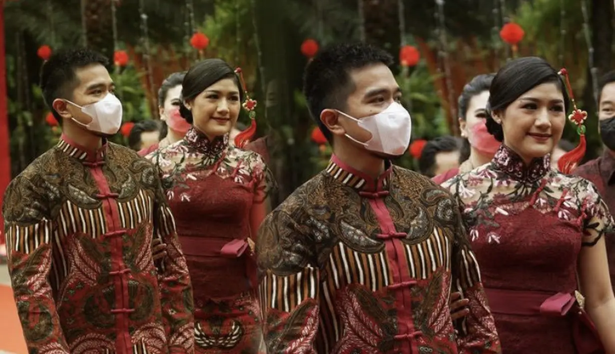 Kaesang tampil dengan atasan lengan panjang motif batik yang memiliki detail kancing shanghai khas busana Tionghoa. (@anneavantieheart)