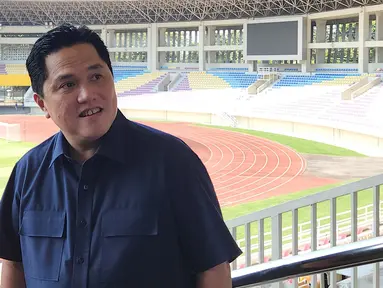 Ketua Umum PSSI, Erick Thohir, meninjau salah satu tribun penonton dari Stadion Manahan, Minggu (4/6/2023). Kunjungan Erick Thohir untuk memastikan Stadion Manahan siap menyelenggarakan Kualifikasi Piala Asia U-23 2024 yang akan berlangsung pada 6 hingga 12 September 2023. (Bola.com/Radifa Arsa)