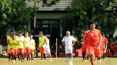 Persija kembali menggelar sesi latihan terbuka di lapangan Yon Zikon 13/KE, Jakarta, (23/22/2014). (Liputan6.com/Helmi Fithriansyah)