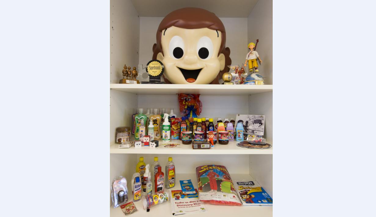 Produk-produk berlisensi yang berbau tentang Ayrton Senna dipajang di Institut Ayrton Senna di Sao Paulo, Brasil. (AFP/Alexandre Schneider)