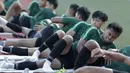 Pemain Timnas Indonesia U-22, Saddil Ramdani, tampak kesakitan saat latihan di Stadion Rizal Memorial, Manila, Rabu (27/11). Latihan ini persiapan jelang laga SEA Games 2019 melawan Singapura U-22. (Bola.com/M Iqbal Ichsan)
