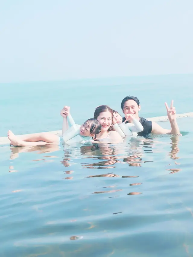 Felicya & Hito berenang bareng dua anak mereka