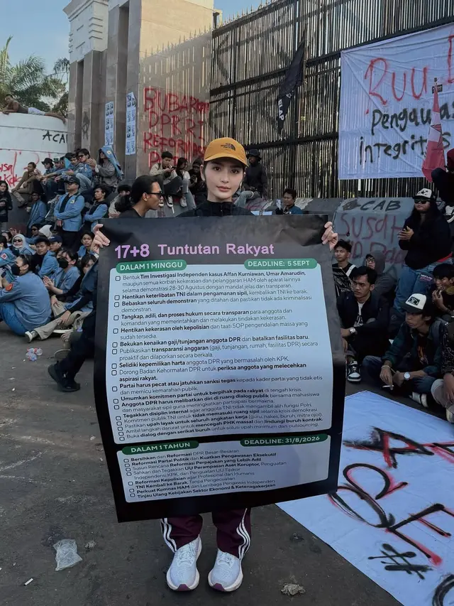 6 Potret Debi Sagita Turun ke Jalan Ikut Demo Gaungkan '17+8 Tuntutan Rakyat'