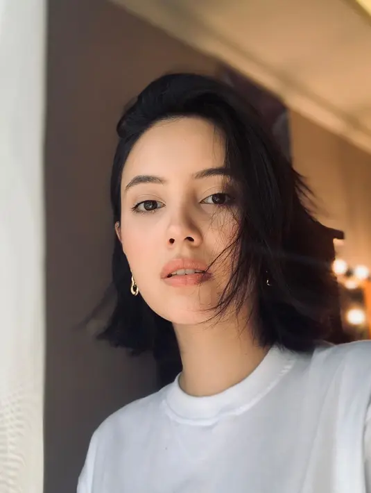 Anggika Bolsterli mengawali kariernya sebagai seorang pesinetron. Namanya pun makin naik daun setelah membintangi sinetron 'Putri Duyung', Berkat aktingnya yang mumpuni, kini ia telah dipercaya untuk membintangi sejumlah film. (Liputan6.com/IG/anggikabolsterli)