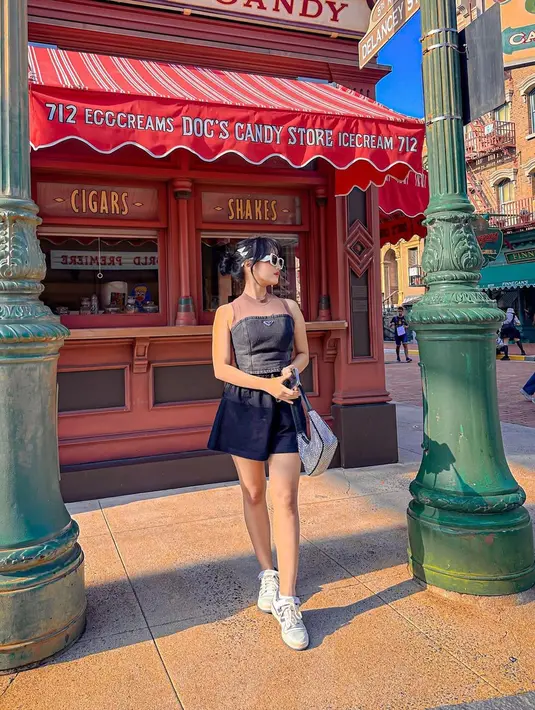 Lagi, Fuji memamerkan momen liburannya di Jepang. Tampil dengan outfit serba hitam, Fuji memilih mengenakan atasan tanpa lengan dan mini pants hitam, dipadu sneakers dan sunglasses berbingkai putih. Ia juga tampak menata rambut berponinya dengan gaya high-bun. Foto: Instagram.