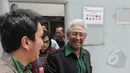 Adnan Buyung Nasution keluar dari rumah tahanan KPK, Jakarta, Jumat (6/3/2015). Adnan mengungkapkan kliennya Anas Urbaningrum akan melakukan kasasi ke Mahkamah Agung atas vonis yang diterimanya. (Liputan6.com/Herman Zakharia)