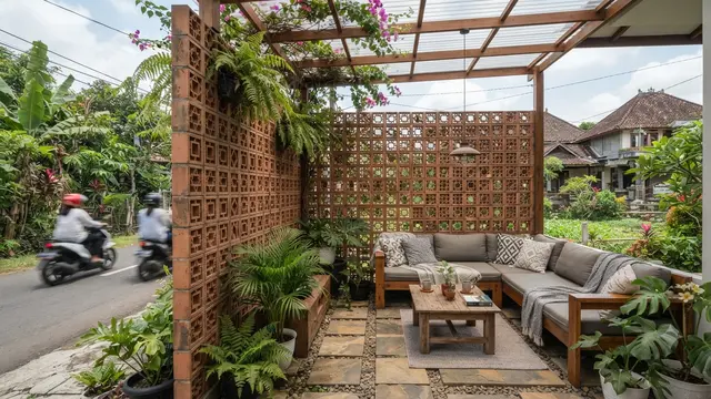 Outdoor Lounge Menggunakan Roster sebagai Dinding Privasi dengan Estetika Terbuka Tapi aman Model Geometris untuk Privasi