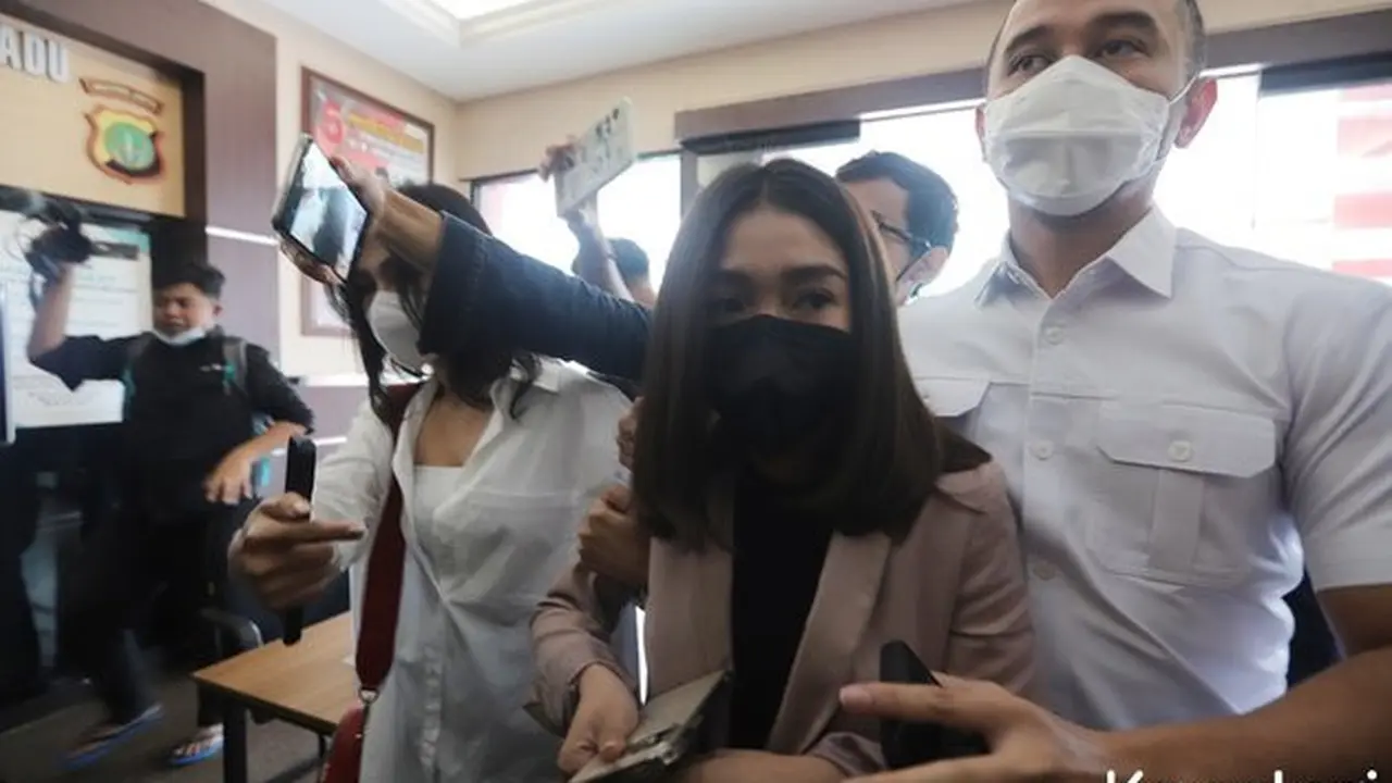 6 Potret Chandrika Chika Datangi Polres Jakarta Selatan Terkait Kasus Putra Siregar