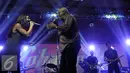 Grup Musik Tasha Band saat menghibur pengunjung di konser Toba Rock di Jakarta, Jumat (2/9). Musisi asal Austria ini membawakan sejumlah karyanya dan lagu-lagu batak yang telah disesuaikan dengan genre musik mereka. (Liputan6.com/Helmi Afandi)