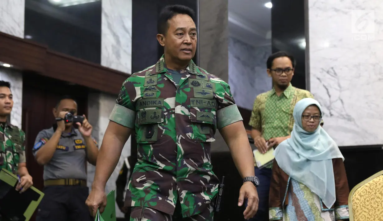KSAD Jenderal TNI Andika Perkasa memberi keterangan pers terkait taruna Akademi Militer (Akmil) Enzo Zenz Allie di Mabes AD, Jakarta, Selasa (13/8/2019). Andika menyebut pihaknya tetap mempertahankan Enzo sebagai taruna Akmil setelah melakukan penelusuran lebih lanjut. (Liputan6 com/Angga Yuniar)