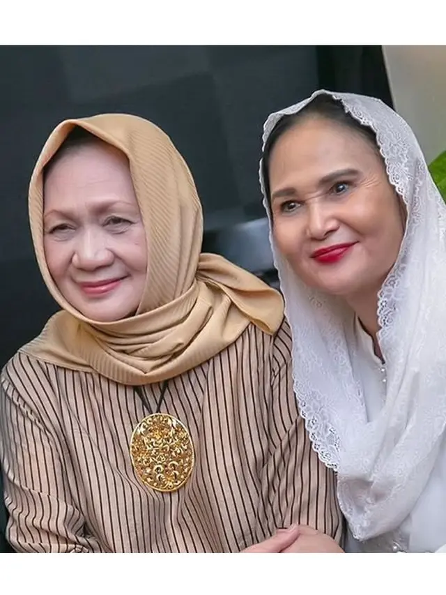 Jarang Terekspos, Ini 6 Potret  Ibu Krisdayanti yang Cantik Menawan