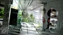 Bekas tembakan di kaca salah satu gedung setelah baku tembak yang terjadi antara polisi dan pelaku ledakan di Pos Polisi perempatan Sarinah dan Djakarta Theatre, Jakarta, Kamis (14/1). (Liputan6.com/Gempur M Surya)