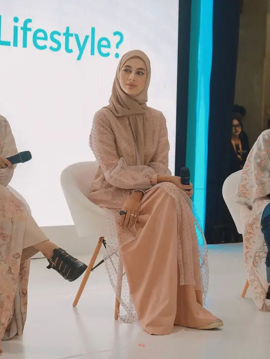Paula Verhoeven memadukan outfit bernuansa serba cokelat yang bisa jadi inspirasi hadir ke kajian. Di sini, Paula tampil mengenakan gamis cokelat ditumpuknya dengan outer transparan, dan hijab cokelat polos yang serasi. [Foto: Instagram/paula_verhoeven]