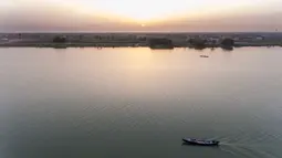 Foto udara ini memperlihatkan para nelayan di perairan Shatt al-Arab di Basra, Irak, Selasa (7/6/2022). Shatt al-Arab, atau Arvand Rūd adalah sungai yang terletak di Asia Barat Daya. Sungai ini memiliki panjang sekitar 200 km. (AP Photo/Nabil al-Jurani)