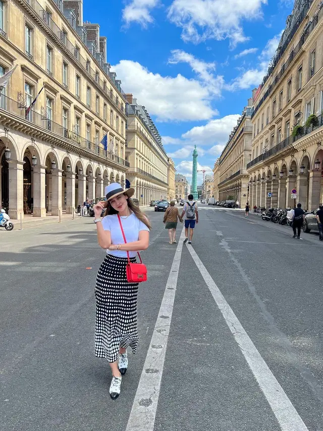 Tampil Cantik, Begini Serunya Luna Maya Naik Sepeda Keliling Kota Paris