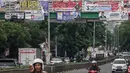 Berbagai alat peraga kampanye terpasang pada JPO. Sejak memasuki masa kampanye pada 28 November 2023 hingga 10 Februari 2024, pemasangan alat peraga kampanye di sudut-sudut Kota Jakarta kian masif. (Liputan6.com/Angga Yuniar)