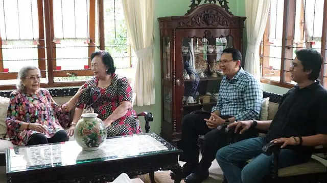 Basuki Tjahaja Purnama atau Ahok dan ibunya mengunjungi istri eks Kapolri Jenderal Hoegeng. (Instagram @basukibtp)