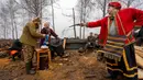 Sekelompok seniman tampil untuk tentara Garda Nasional Ukraina saat memperingati Natal dekat perbatasan Rusia di Kharkiv, Ukraina, 24 Desember 2022. Pasukan pertahanan Ukraina telah memukul mundur serangan Rusia dekat 19 permukiman di wilayah seperti Sumy, Kharkiv, Donetsk, dan Luhansk selama beberapa hari terakhir. (AP Photo/Andrii Marienko)