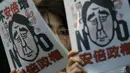 Para demonstran membawa plakat yang menentang rencana kebijakan PM Shinzo Abe yang ingin memperluas peran militer Jepang, (30/6/2014). (REUTERS/Issei Kato)