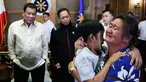 Seorang anak memeluk ibunya di Istana Malacanang, Manila, Filipina, Selasa (28/2). Presiden Filipina Rodrigo Duterte berhasil mempersatukan kembali orangtua dan anaknya usai diculik oleh kelompok Abu Sayyaf. (AP Photo)