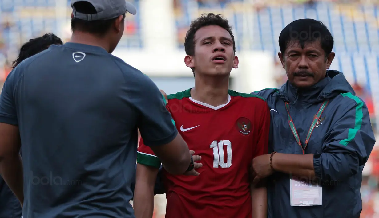 Gelandang Timnas Indonesia U-19, Egy Maulana Vikri, menangis usai dikalahkan Thailand U-19 pada laga Piala AFF U-18 di Stadion Thuwunna, Yangon, Jumat (15/9/2017). Indonesia kalah adu penalti dari Thailand. (Bola.com/Yoppy Renato)