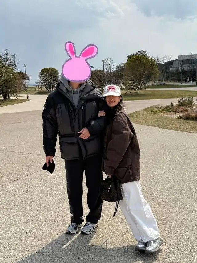 Son Ye Jin Unggah Foto Gandeng Hyun Bin. [@yejinhand]