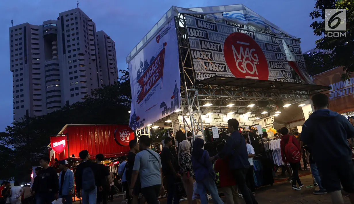 Pengunjung melihat-lihat produk merek pakaian di Jakcloth Indonesian Pride 2018, Jakarta, Rabu (19/12). Kehadisan Jakcloth disambut antusias anak muda Ibu Kota. (Liputan6.com/JohanTallo)