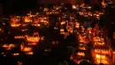 Sejumlah warga Kashmir menyalakan lilin di pemakaman keluarga dan saudara mereka saat memperingati Shab-e-Barat di pinggiran Srinagar, Kashmir (11/5). (AP Photo / Mukhtar Khan)