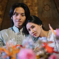 Tampil sederhana dalam balutan kebaya dan dan baju semi Melayu, begini penampilan Angga Yunanda dan Shenina Cinnamon. [Instagram. Shenina Cinnamon]