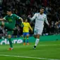 Gelandang Real Madrid, Isco melakukan selebrasi usai mencetak gol ke gawang Las Palmas pada lanjutan La Liga Spanyol di Stadion Santiago Bernabeu, Madrid (5/11). Madrid menang telak 3-0 atas Las Palmas. (AP Photo/Francisco Seco)