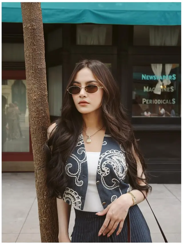 6 Detail Outer Batik Mahalini saat Liburan ke Singapura, Intip Padu Padannya