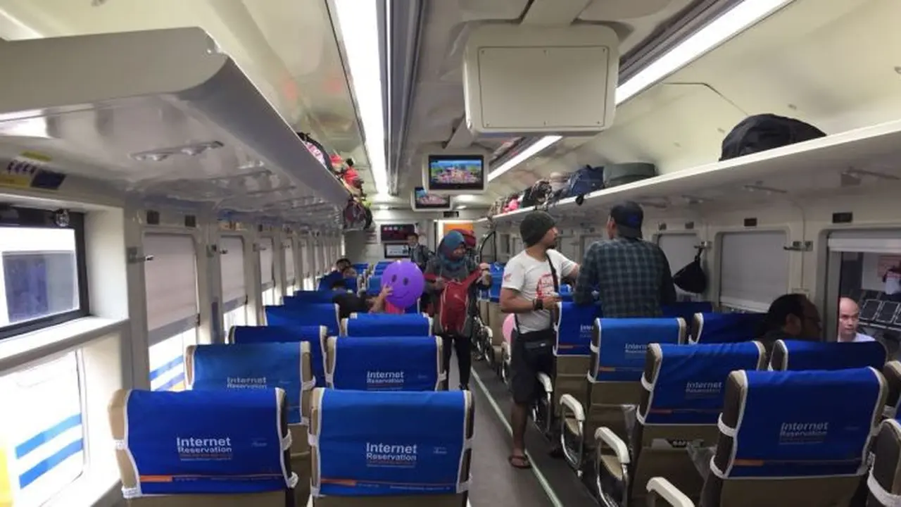 KA Jayakarta Premium sebelumnya ialah kereta tambahan yang dioperasikan pada momen tertentu seperti long weekend. (Achmad/Liputan6.com)