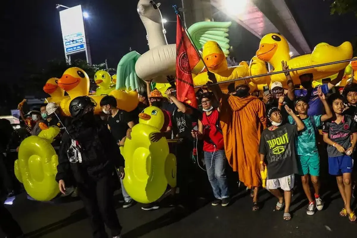 Para demonstran di Thailand kembali menggelar aksi protes pada Minggu (29/11/2020). (Photo credit: Jack TAYLOR/AFP)