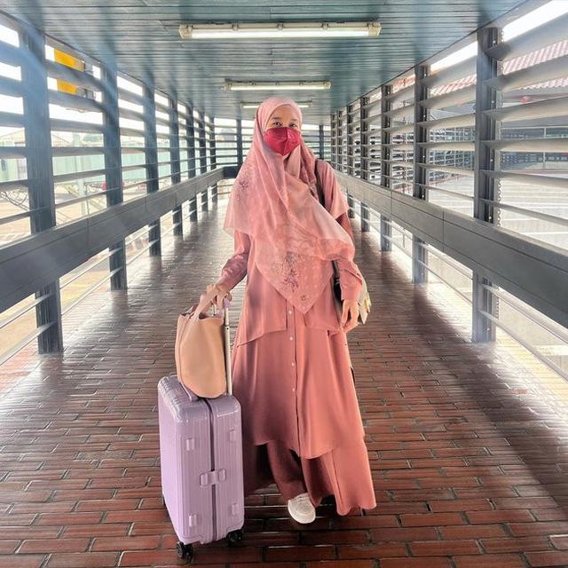 6 Potret Laudya Cynthia Bella Digandeng Ayah Bikin Baper, Liburan Bareng ke Banjarmasin