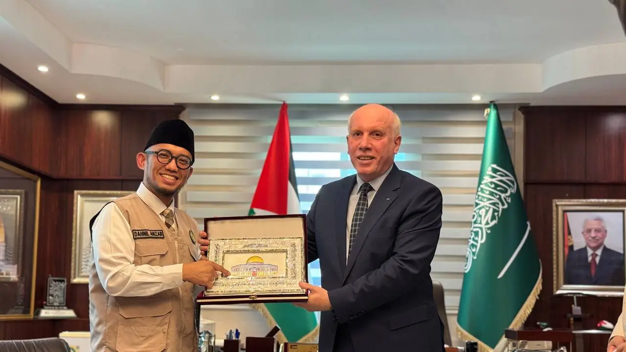 Penyerahan bantuan dam secara simbolik ke Konjen Palestina di Jeddah, Rabu, 3 Juni 2026. (dok. Media Center Haji)