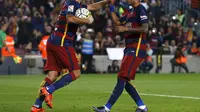 Luis Suarez dan Neymar rayakan gol untuk Barcelona (REUTERS/Albert Gea)