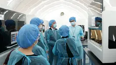 Orang-orang mengunjungi Laboratorium Mata Api (Fire Eye Laboratory) di Hong Kong, China selatan (26/8/2020). Laboratorium yang berlokasi di Sun Yat Sen Memorial Park Sports Center itu siap mendukung pengujian COVID-19 berskala besar. (Xinhua/Li Gang)