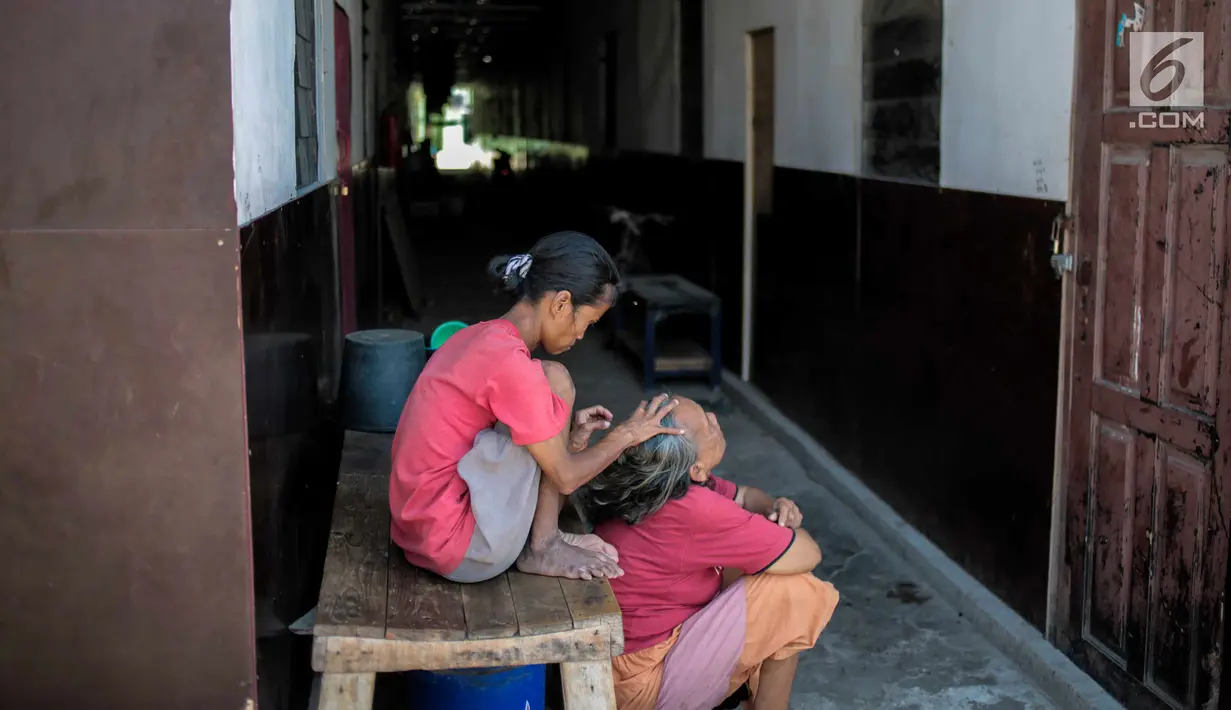 Warga aktivitas di dekat "shelter" atau hunian sementara di Kampung Akuarium, Jakarta, Kamis (22/8/2019). Warga Kampung Akuarium berharap Pemprov DKI Jakarta segera menyediakan hunian tetap di kawasan tersebut setelah dua tahun menempati hunian sementara. (Liputan6.com/Faizal Fanani)