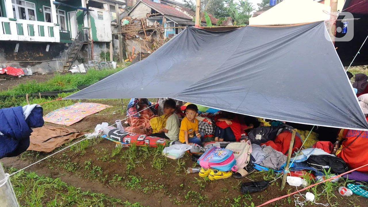 warga korban gempa cianjur mengungsi seadanya