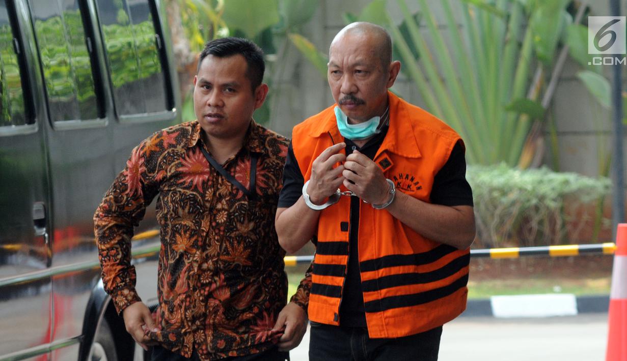 Wakil Ketua DPRD Lampung Tengah Raden Zugiri (kanan) saat tiba di Gedung KPK, Jakarta, Rabu (24/7/2019). Raden diperiksa sebagai tersangka terkait dugaan suap serta gratifikasi pengadaan barang dan jasa di lingkungan pemerintahan Lampung Tengah pada tahun 2018. (merdeka.com/Dwi Narwoko)