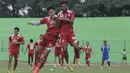 Pemain Arema Cronus, Ferry Aman Saragih (kanan) dan I Gede Sukadana beradu badan saat latihan jelang leg kedua semi final Piala Presiden melawan Sriwijaya F.C di Stadion Gajayana, Malang, Rabu (7/10/2015). (Bola.com/Vitalis Yogi Trisna)