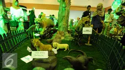 Beberapa koleksi hewan buas yang diawetkan dipamerkan di areal Mini Zoo Pekan Lingkungan Hidup Kehutanan 2016 di JCC Jakarta, Kamis (9/6/2016). Mini Zoo menampilkan beberapa koleksi hewanreptil dan unggas. (Liputan6.com/Helmi Fithriansyah)
