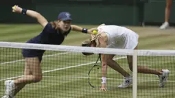 Magdalena Rybarikova terjatuh saat gagal menjangkau bola hasil pukulan Garbine Muguruza pada laga semifinal tunggal putri Wimbledon 2017 di London, (13/7/2017).  (AP/Tim Ireland)