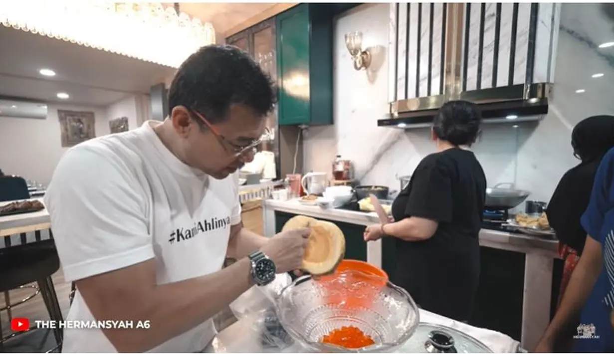Sesampainya di rumah, Anang pun langsung mengeluarkan hasil perburuan bahan es buahnya. Dibantu oleh karyawannya, pelantun lagu 'Cinta Tanpa Syarat' itu mulai menyerut blewahnya. Ia mempersiapkan dan memasukkan semua bahan ke dalam mangkuk besar. (Liputan6.com/YouTube/The Hermansyah A6)