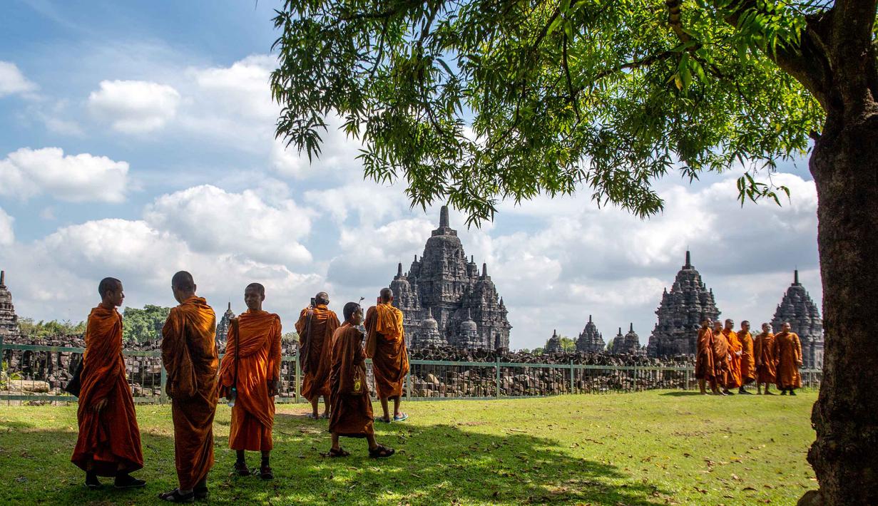 Para biksu Buddha mengunjungi Candi Sewu, bagian dari Kompleks Candi Prambanan yang termasuk dalam Situs Warisan Dunia UNESCO, saat mereka berpartisipasi dalam perjalanan spiritual Indonesia Walk of Peace (IWOP 2026) di Klaten, Jawa Tengah, pada Jumat 29 Mei 2026. Mereka berjalan sejauh 660 kilometer selama 20 hari dari Pulau Bali ke Candi Borobudur di Magelang, Jawa Tengah, untuk merayakan Hari Waisak. (DEVI RAHMAN/AFP)