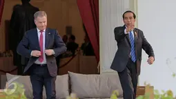 Presiden Jokowi usai santai dengan Presiden Finlandia Sauli Niinisto di teras belakang Istana Merdeka, Jakarta, Selasa (3/11/2015). Pertemuan akan membahas tata kelola lahan gambut untuk antisipasi bencana kebakaran hutan. (Liputan6.com/Faizal Fanani)