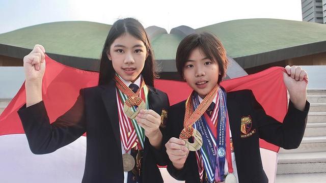 Potret Mischka dan Devon Kei, Kakak Adik Peraih Medali Olimpiade Matematika Internasional. (Sumber: Instagram/winnie_mischkaaoki)