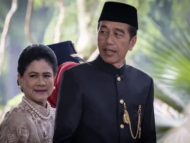 Presiden Joko Widodo dengan mengenakan baju adat Betawi tiba untuk menghadiri Sidang Tahunan MPR, Sidang Bersama DPR dan DPD tahun 2024 di kompleks Parlemen, Senayan, Jakarta, Jumat (16/8/2024). (Yasuyoshi CHIBA / AFP)