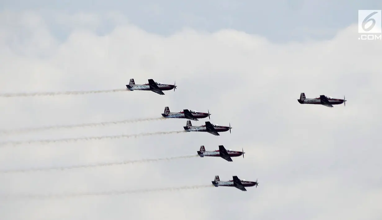 Tim aerobatik Jupiter bermanuver saat memeriahkan puncak perayaan HUT ke-72 TNI AU di Lanud Halim Perdanakusuma, Jakarta, Senin (9/4). (Merdeka.com/Iqbal Nugroho)